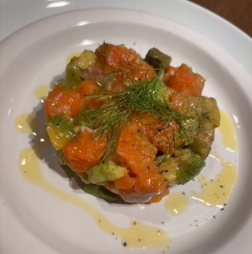 サーモンとアボカドのタルタル