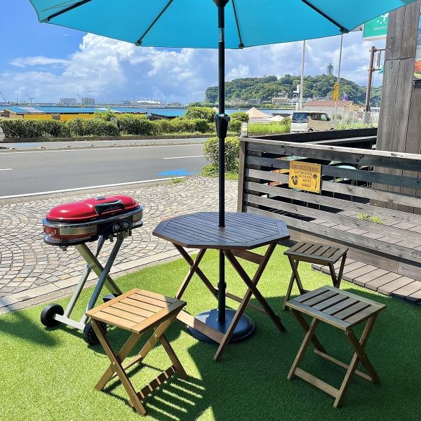 [You can also have BBQ!] Enoshima spreads out in front of you! Terrace seats with a great sense of freedom! It's the best location where you can enjoy the sea breeze and the spectacular view brought in from the sea.Pets are also allowed on the terrace seats. Come here for lunch or early afternoon cafe time.