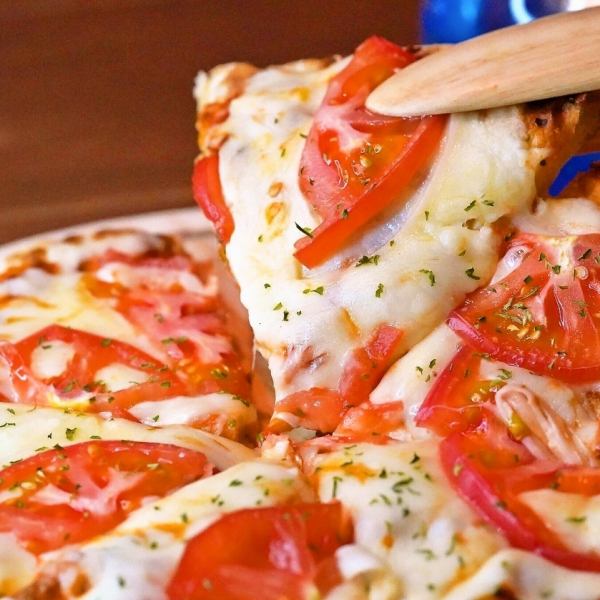 [Baked in a tandoori oven] Many repeat customers! Tomato naan pizza with melting cheese