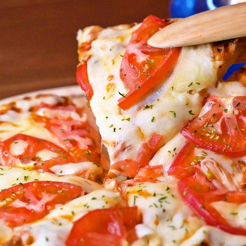 [Recommended] A popular choice with repeat customers! Tomato naan pizza with melted cheese.