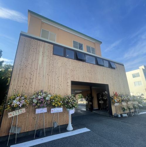 <p>爽やかな海が間近に見える、これからの季節にぴったりのロケーション！店舗は最大60席で貸切もご相談いただけます。飲み放題など、ご宴会向きのコースもご用意しておりますので、大人数での会はぜひ「絆」にご相談ください！</p>