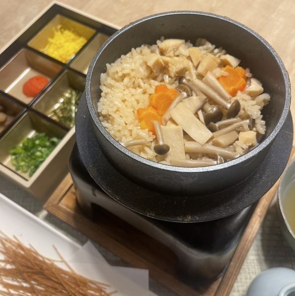 絆オリジナルの出汁と麺つゆで炊き上げた「釜飯」。和風はもちろん、こっくりとした洋風アレンジの釜飯も