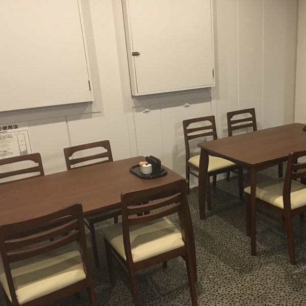 [4-person table seating available] We have 4-person table seating available in the store.It is also possible to accommodate up to 8 people by moving the table.Please use it for a casual meal with friends or family.