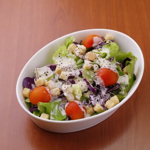 チーズたっぷり！温玉シーザーサラダ