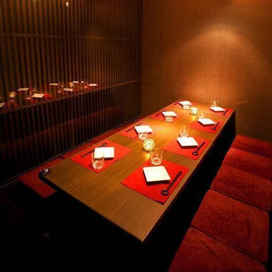 完全個室は2名様からご用意しております。洗練された大人な空間を演出しております!個室となっておりますので周りを気にせずお楽しみいただけますよ!当店でゆっくりと羽を伸ばしてご寛ぎくださいませ♪(上野/個室/居酒屋/飲み放題/牛タン/焼き鳥/土鍋ご飯/鮮魚/宴会/女子会/デート/記念日/おすすめ/喫煙可)