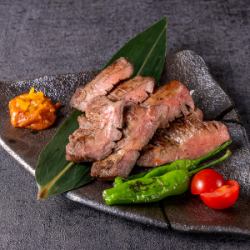 厚切り牛タンの炭火焼き