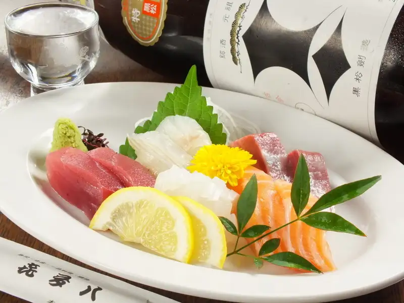 夜はお酒がメイン！素材を活かした日本料理でいただく一杯は格別！一人～大人数でもくつろげる純和風な店。新鮮なお魚もご堪能ください♪
