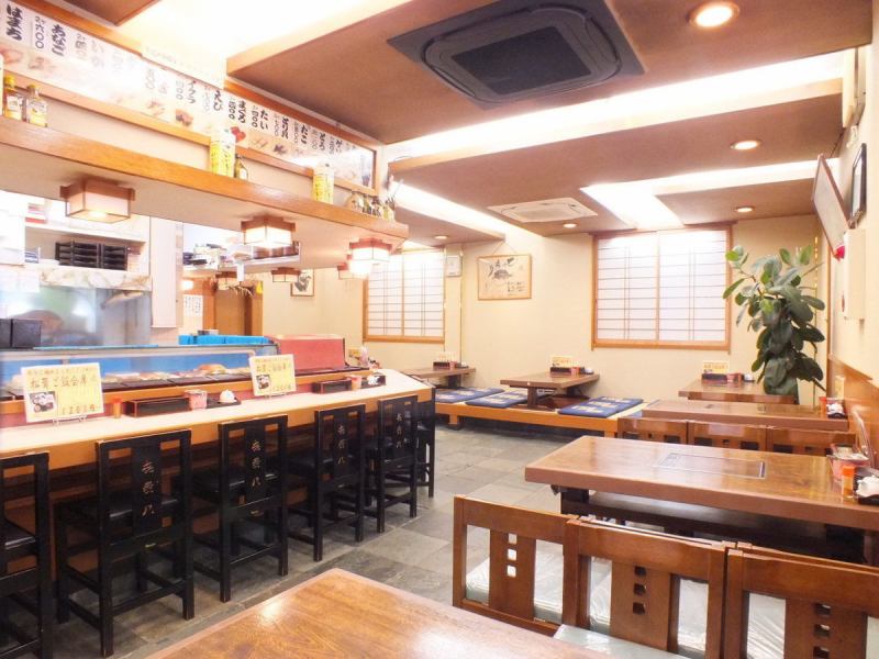水槽のあるカウンターは一人飲み、カップル、ファミリーまで大人気♪素材の新鮮さは一目瞭然！職人技も粋な店。