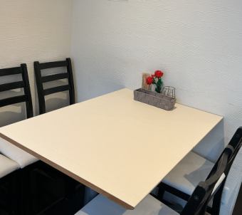 2名様用のテーブル席で特別な日のディナーを過ごしてみてはいかがでしょうか。当店ではサプライズ演出も承っておりますので、誕生日や記念日でご利用の際はお気軽にご相談ください♪