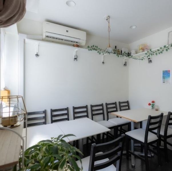【我们轻松休闲的氛围非常吸引人!】这里是闺蜜聚会或家庭庆祝活动的理想场所,也适合日常用餐。我们提供双人桌和四人桌,非常适合小型团体。我们距离多个车站都很近,如果您在附近,欢迎随时光临!