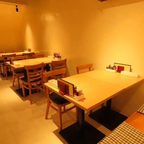 【少人数でゆったりとくつろげるアットホームな空間】当店は全１５席のプライベート感あふれるアットホームな雰囲気が魅力です。お仕事帰りのサク飲みや、ご友人・ご家族とのお食事など、普段使いのディナーにぴったり。