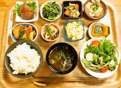 It's fun to look at! It's delicious and healthy to eat! Our popular lunch menu "Today's Kenno Gozen 10 Kinds of Small Bowl Lunch"