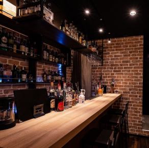 落ち着いた雰囲気のカウンター席です。4席ございます。お一人様も大歓迎です。