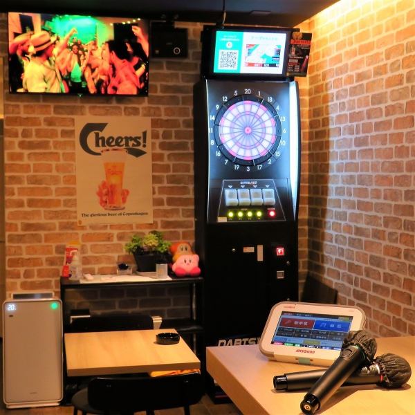店内では、ダーツすることも可能ですこだわりのドリンクと共に、思う存分お楽しみください!ダーツはコイン式で1プレイ100円でお楽しみいただけます!占有台ではなく、共有台となります!皆様でお楽しみください◎