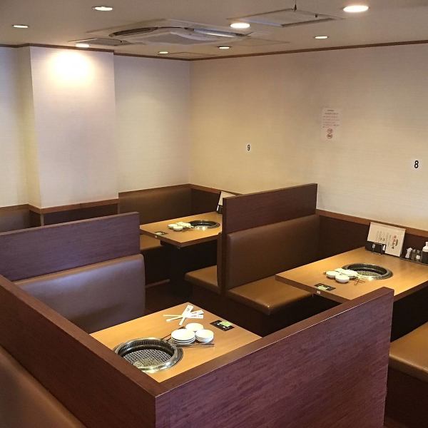 店内にはゆったりとお寛ぎいただけるテーブル席を完備しております。会社宴会や歓送迎会などの大人数でのお集まりはもちろん、ご家族やご友人との食事、会食や接待にも最適◎幅広いシーンでご利用いただける使い勝手の良さが自慢です。心地よい空間で、美味しい焼肉を囲みながら、素敵な時間をお過ごしください。