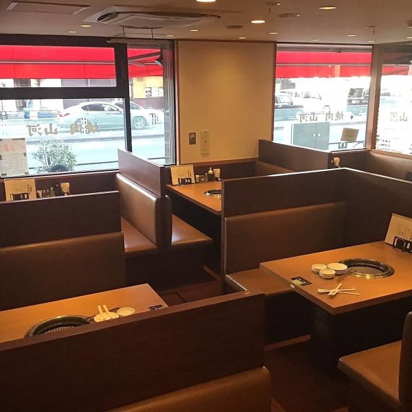 全席禁煙のため、小さなお子様連れのご家族も安心してお食事をお楽しみいただけます。一家団欒の場としてのご利用はもちろん、友人・同僚との宴会や、ふらっとお一人様でも気軽に立ち寄れる居酒屋使いも大歓迎！お会計は、クレジットカード、QRコード決済に対応しており、スムーズにご利用いただけます。