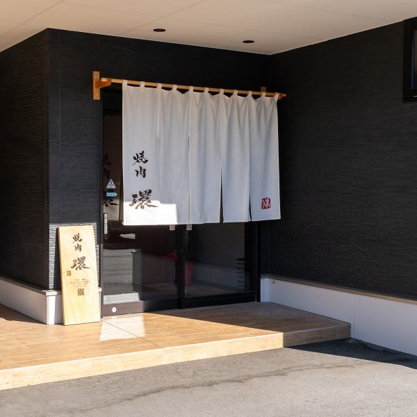 茅野駅から徒歩約16分の場所に位置する当店は、焼肉の上品な香りが漂う心地よい空間です。お洒落で落ち着いたシックな空間が特徴で、リラックスしながらお食事を楽しむことができます。大切な人とのひとときや、特別な日のお祝いにも最適！厳選された食材を使用した逸品をご堪能いただき、至福の時間をお過ごしください。