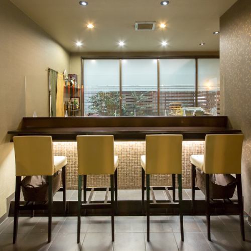 <p>There are counter seats that boast an atmosphere and spacious table seats.The seats are arranged so that you can use it with your friends and family on various occasions such as anniversaries and dates.</p>