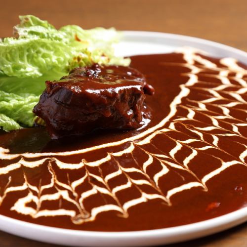 『牛ホホ肉シチュー』は、じっくりと煮込まれた贅沢な一品です。濃厚で深い味わいが楽しめます。