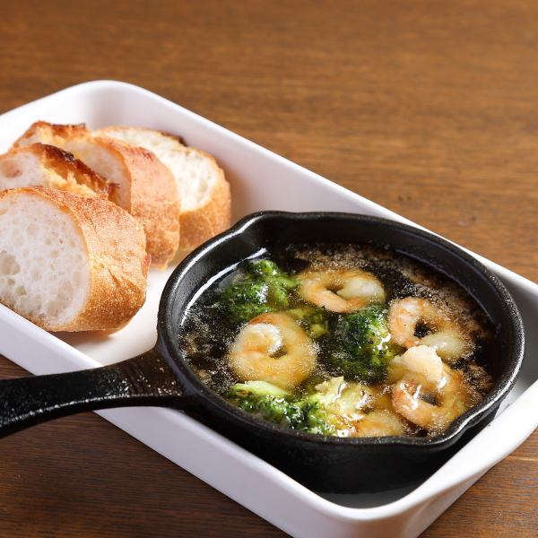 アヒージョを2種類ご用意。新鮮な海の幸や野菜をオリーブオイルとガーリックで煮込んだ、風味豊かな一品！
