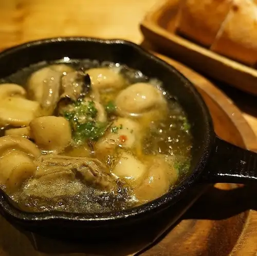 Ajillo (Oysters and Mushrooms / Shrimp and Broccoli)