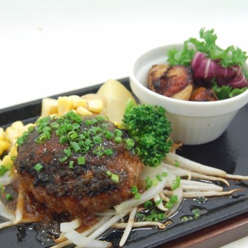 Enjoy the deliciousness of Japanese beef ♪ "Kurakura plus hamburger steak"
