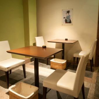 【テーブル席ございます】ゆとりのあるテーブル席。人数に応じてレイアウト変更も可能です。少人数グループでのお食事会や女子会などにおすすめです。