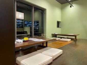 [There is a tatami room] We have a tatami room where you can stretch your legs and relax.There are 2 tables and 1 room for 5 people.Also for families with children and girls-only gatherings ◎ Please contact us if you wish.It can be reserved according to the number of people.