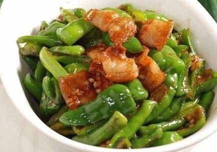 Stir-fried pork and green pepper beans