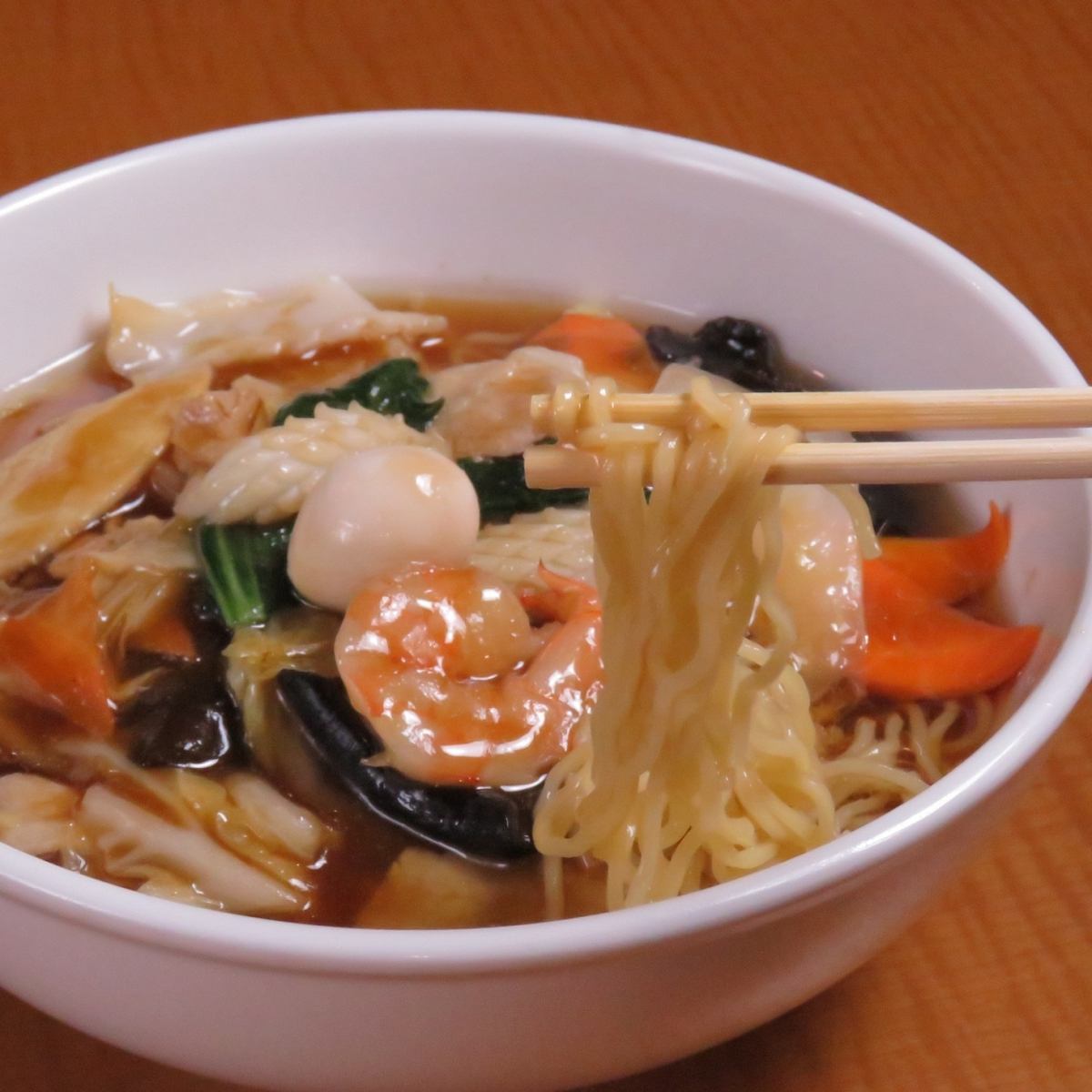 您可以從午餐菜單點餐!五色蕎麥麵和米飯套餐很受歡迎。