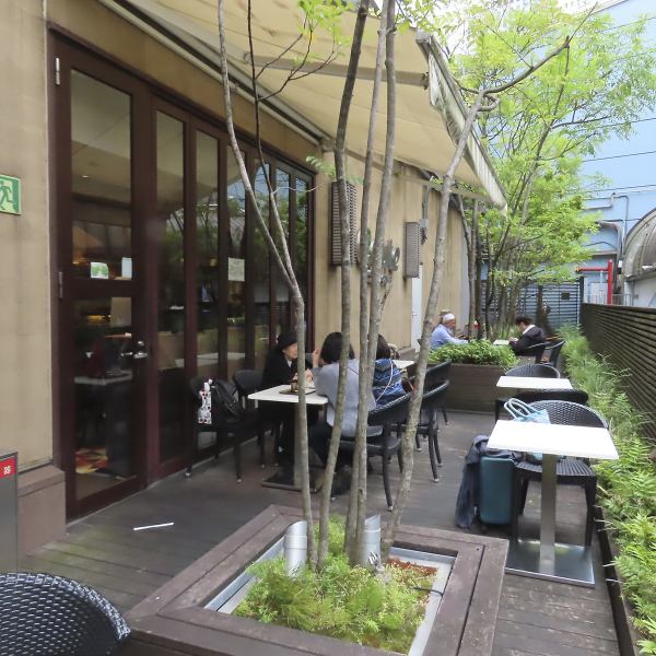 【心地よい天気の日にはテラス席もおすすめ♪】カウンター席だけではなく、テラス席も併設しており、心地よい天気の際にはご歓談にもおすすめ。女子会やご友人とのランチ等でぜひご利用ください。テラスの1席のみご予約が可能です！！