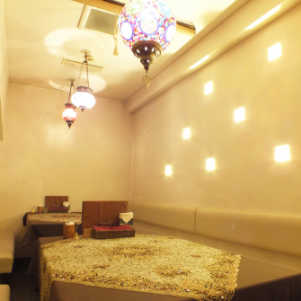 可愛い絨毯があるので、赤ちゃん連れやお子様連れでも過ごしやすいのが嬉しい♪店内奥のスペースはトルコのランプがキラキラ煌いています。最大18名までご利用可能です。