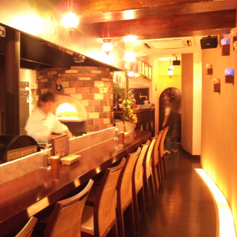石窯がそびえるカウンターは全13席。デートや夜ごはんに最適です♪シェフとの会話も楽しめ、リピーター多し！当店のお料理は全てハラールフードですので、ムスリムの方も安心！