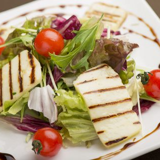 野菜サラダ焼きチーズのせ
