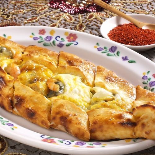 牛ミンチ と玉子のピデ　/　ソーセージと玉子のピデ / ほうれん草と海老のピデ