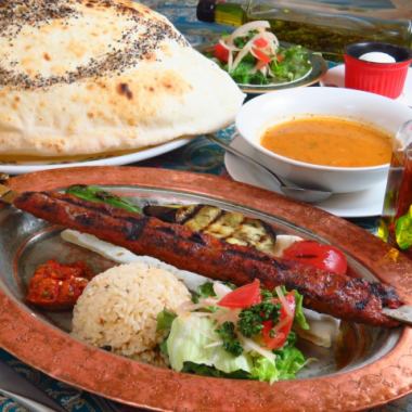 ★Set B (2,980 yen)★ A set that allows you to choose from top-quality Turkish cuisine! Our specialty is grilled chicken wrapped in Turkish rice.