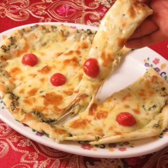 トルコ風チーズとバジルのピデ