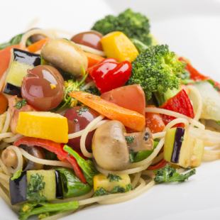 いろどり季節野菜のパスタ　/　エビとほうれん草のクリームパスタ　/  チキンのクリームソースパスタ