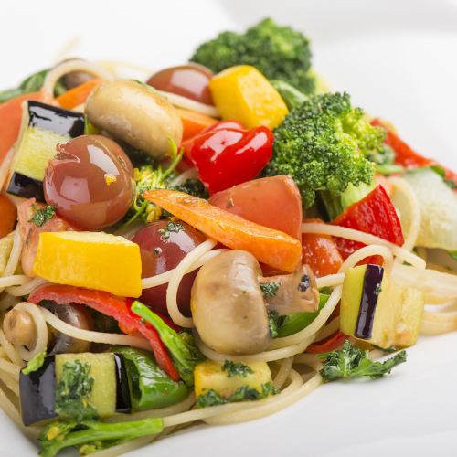 いろどり季節野菜のパスタ　/　エビとほうれん草のクリームパスタ　/  チキンのクリームソースパスタ