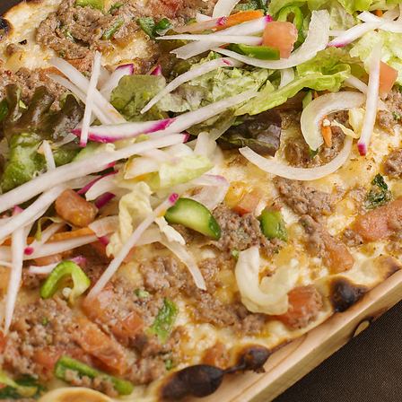 ラフマージュン(牛ひき肉の薄焼きピザ)　