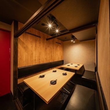 【梅田駅徒歩すぐ！NEW OPEN /焼き鳥×肉寿司のコラボ】籠り感のあるモダン和空間が店内の魅力です◆『隠れ家個室空間』個室は2名～OK◎利用シーンとしてはデートや女子会、各種宴会も大歓迎◆おしゃれな隠れ家個室は最大80名様の貸切宴会にも対応可能です◎