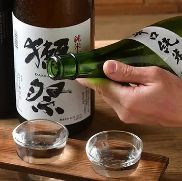 【地酒40種以上×多彩な宴会空間】全国から厳選した地酒を40種以上ご用意。料理とともに楽しめるお得な飲み放題プランもございます。テーブル席や小上がり席を組み合わせれば最大61名様まで対応可能で、会社宴会や各種集まりにも最適です。