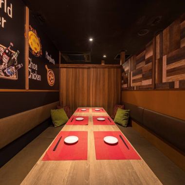 くつろげるソファ席でゆったりとお食事をお愉しみ下さい♪シェフこだわりの単品料理の数々やご利用シーンに合わせて選べるコースも多数ご用意!中規模、大規模宴会についても柔軟に承っております◆お店まるごと貸切もお気軽にご相談をくださいませ!