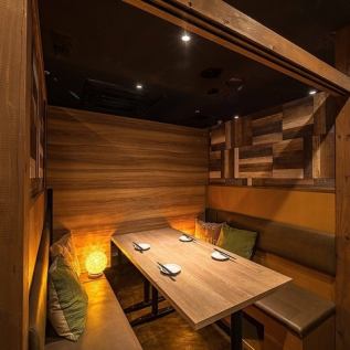 The seats that can be used by 10 to 20 people can be used for various scenes such as banquets, after-parties, and drinking parties with a large number of people.