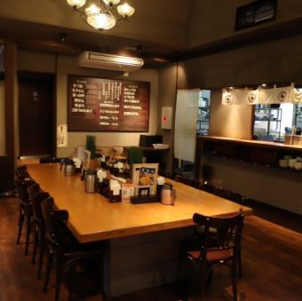 入口すぐの大カウンター席1×12は忙しい主婦のお客様やサラリーマンのお客様に大人気です。サッとご飯を食べるには最高のカウンター席です。