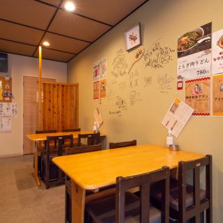 【地元のご友人との時間◎みんなで盛り上がろう！】テーブルをはさんで皆で飲んで食べて盛り上がれる！ちょっとした飲み会に最適なテーブル席あり◎