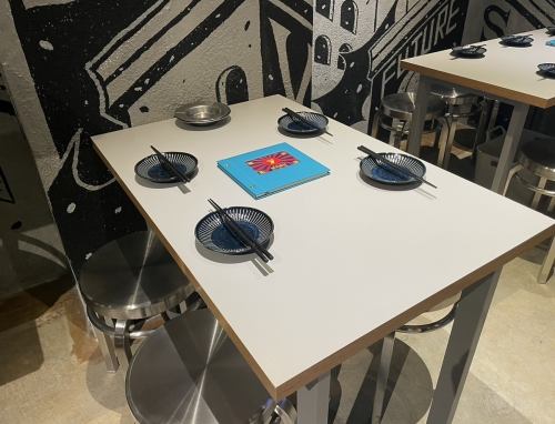 少人数での飲み会に最適なテーブル席になります！レイアウト可能で大人数にも対応できます。