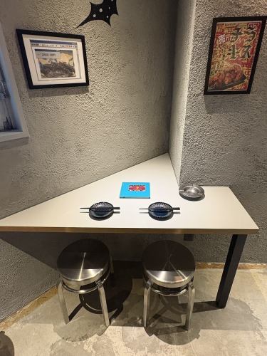 お洒落な角の2名席になります！カップルには最適かも！！