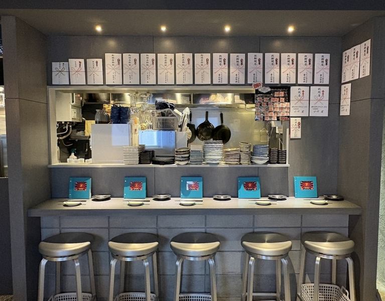 【カウンターで楽しむ大衆居酒屋!】暖かみのある隠れ家店内はお一人様や少人数での飲み会に大人気♪