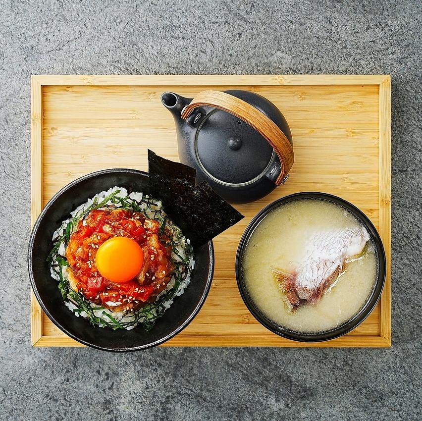 カウンター席に加えて、テーブル席もご用意しております。